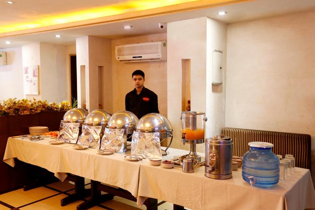Airport La Sapphire Hotel & Restaurant New Delhi Exterior photo