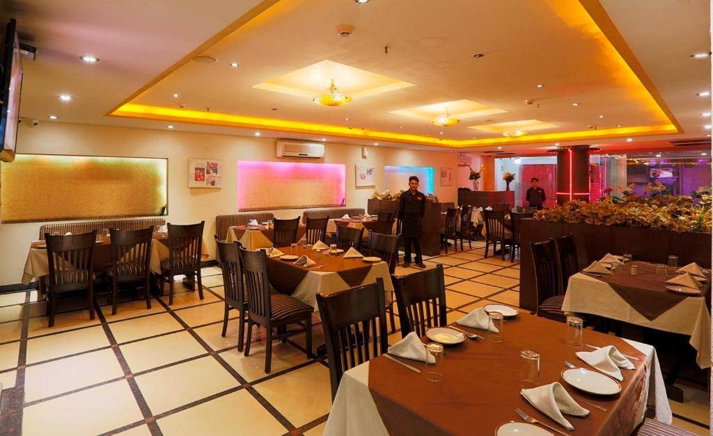 Airport La Sapphire Hotel & Restaurant New Delhi Exterior photo