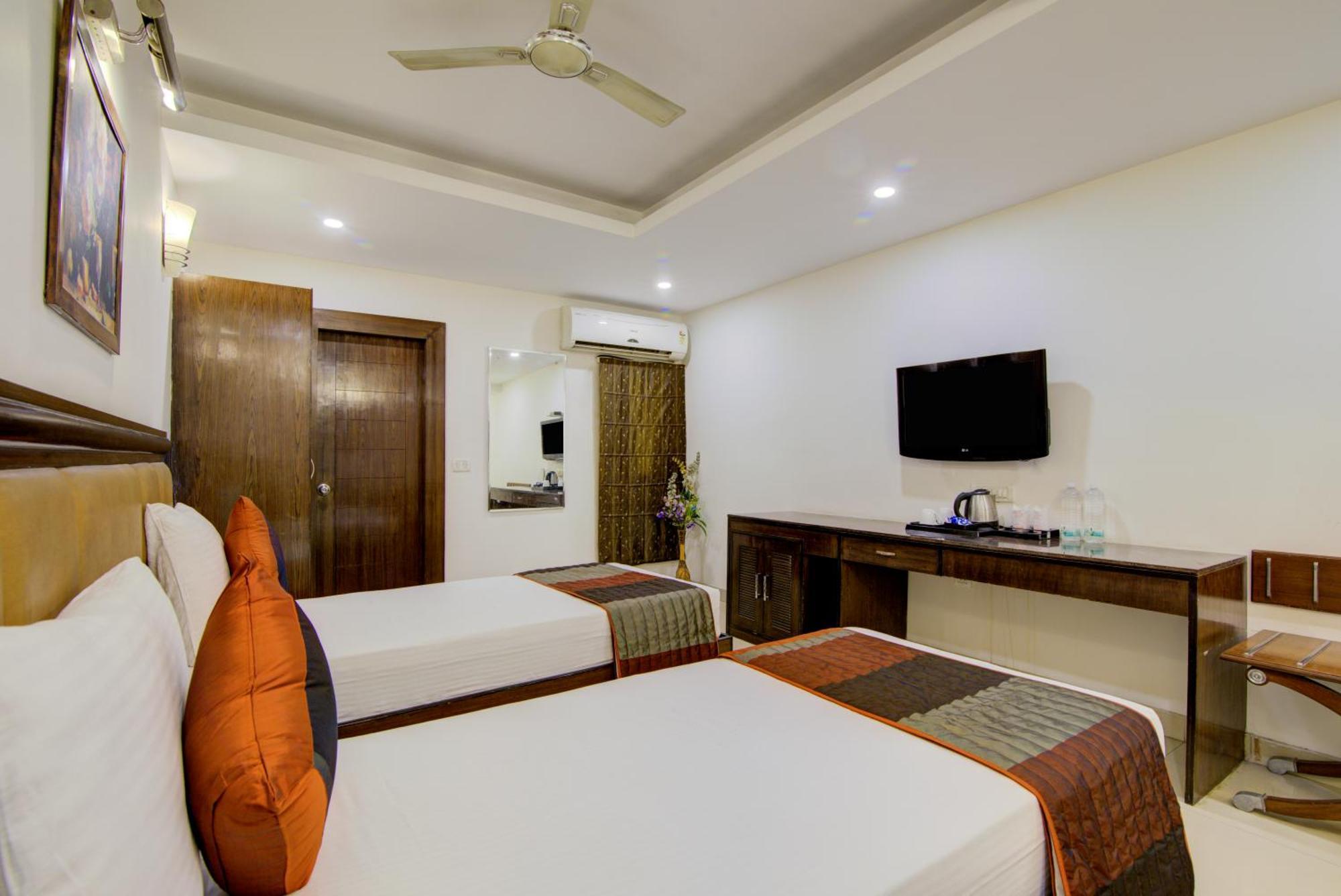 Airport La Sapphire Hotel & Restaurant New Delhi Exterior photo