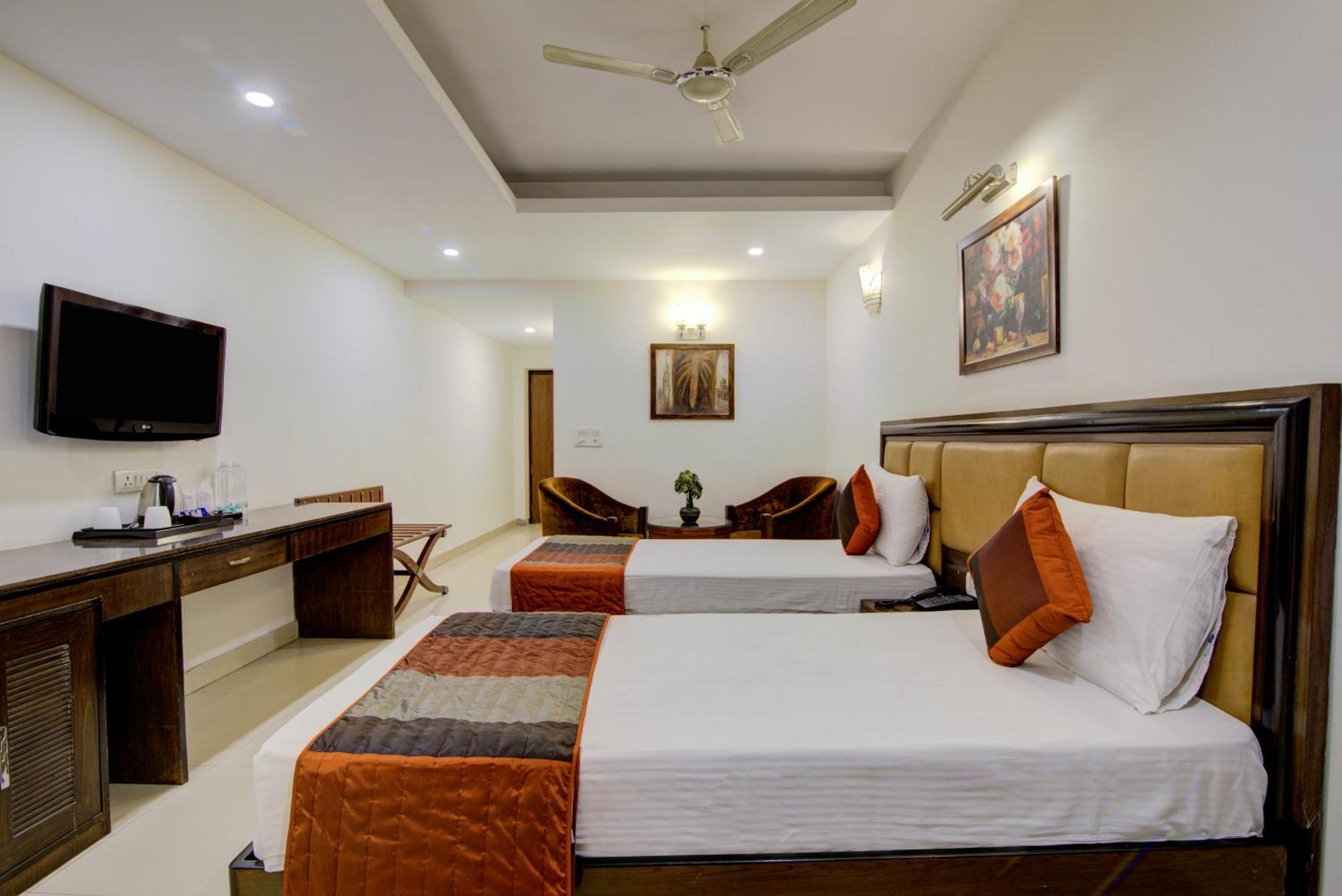 Airport La Sapphire Hotel & Restaurant New Delhi Exterior photo