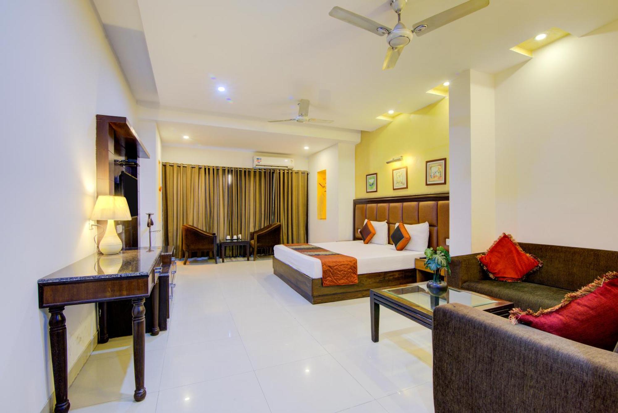 Airport La Sapphire Hotel & Restaurant New Delhi Exterior photo