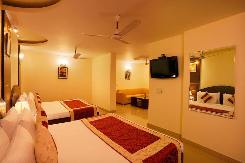 Airport La Sapphire Hotel & Restaurant New Delhi Exterior photo