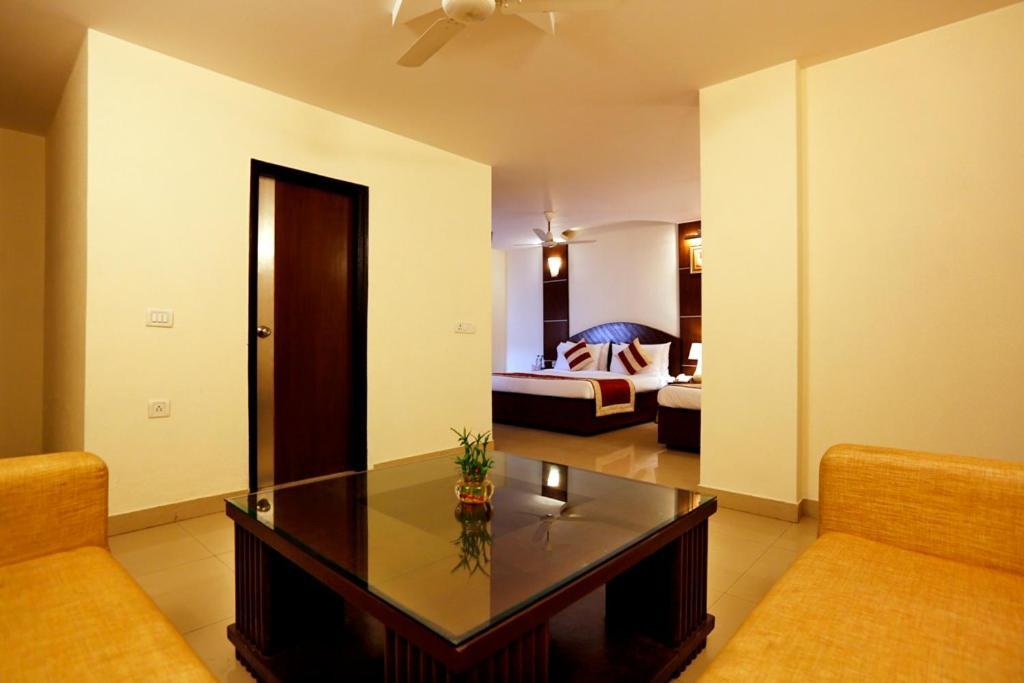 Airport La Sapphire Hotel & Restaurant New Delhi Exterior photo
