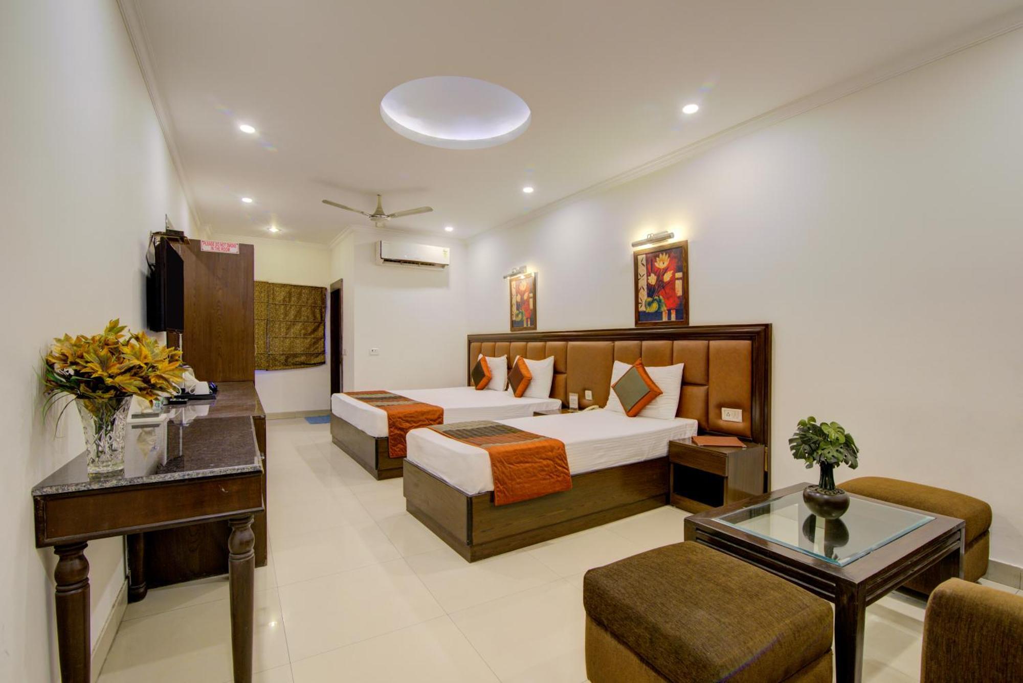 Airport La Sapphire Hotel & Restaurant New Delhi Exterior photo
