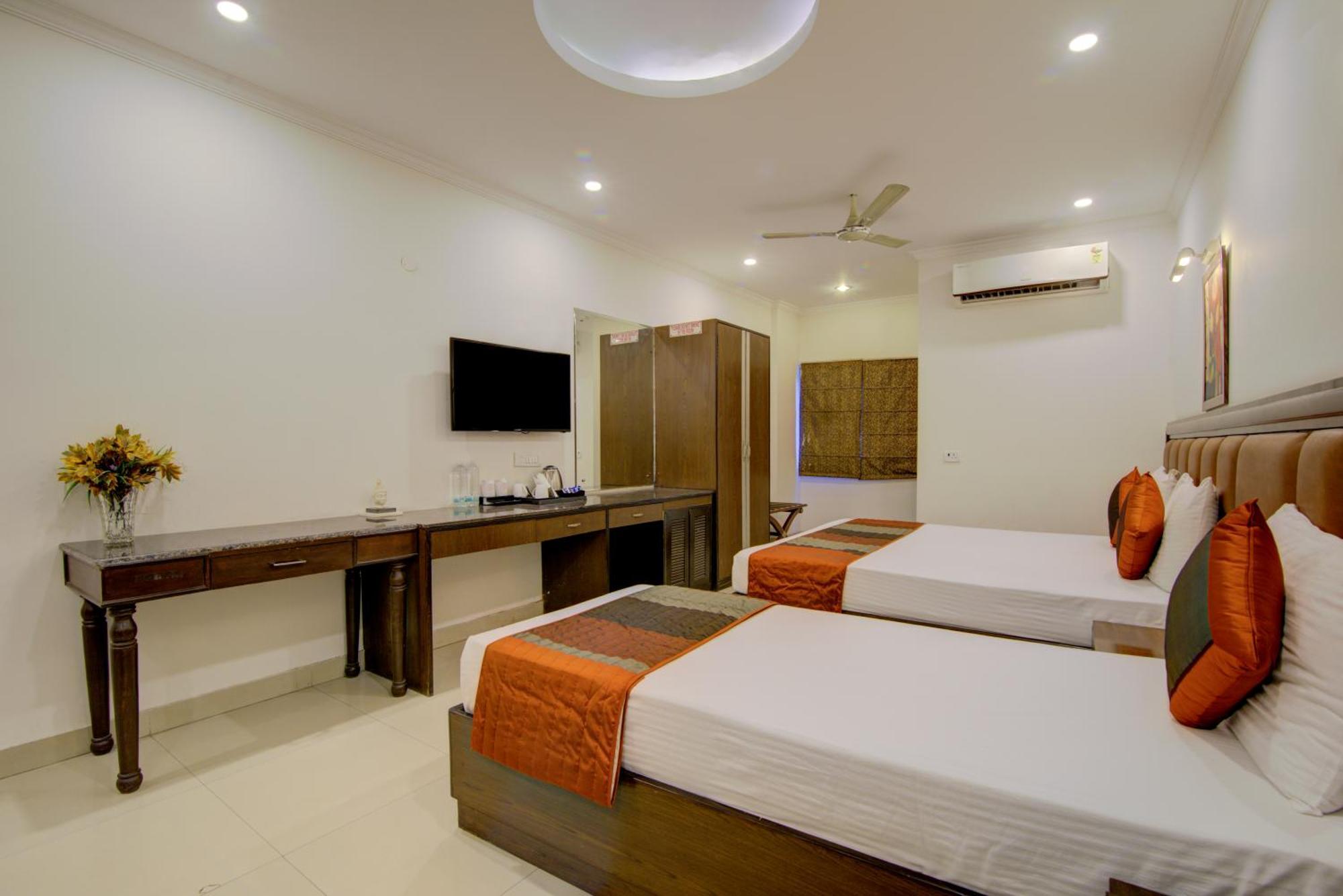 Airport La Sapphire Hotel & Restaurant New Delhi Exterior photo