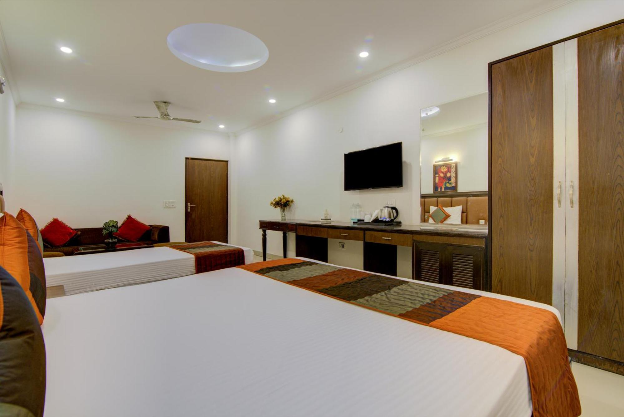 Airport La Sapphire Hotel & Restaurant New Delhi Exterior photo
