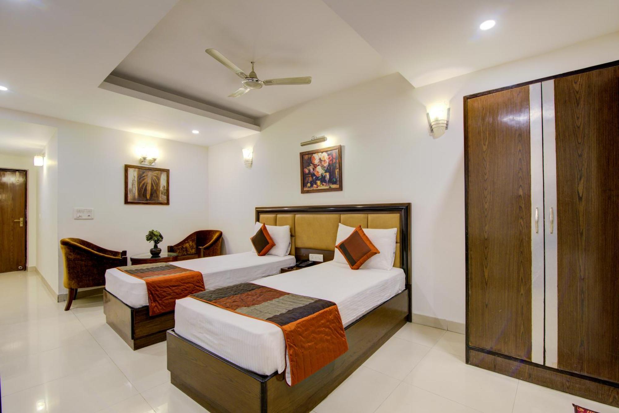 Airport La Sapphire Hotel & Restaurant New Delhi Exterior photo