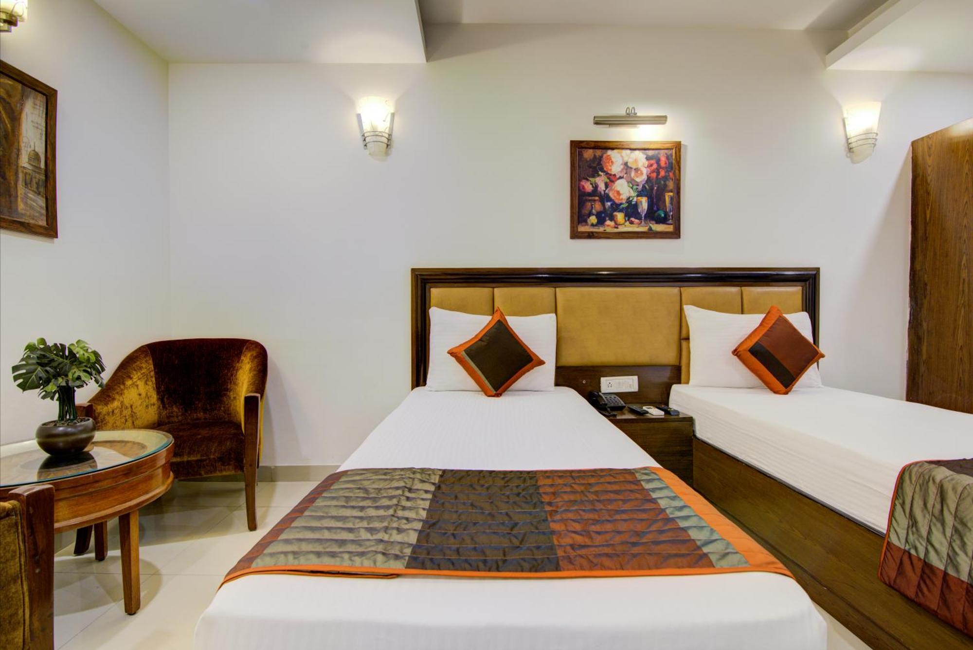 Airport La Sapphire Hotel & Restaurant New Delhi Exterior photo