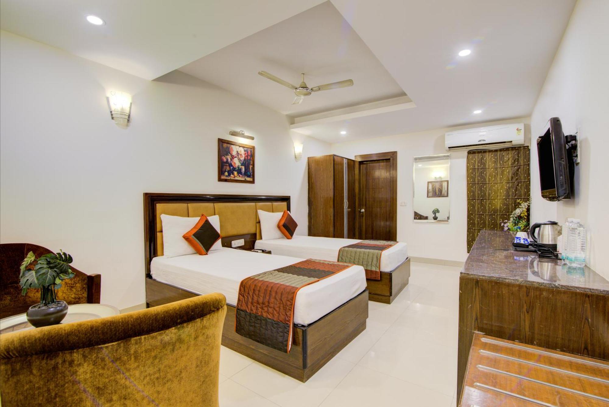 Airport La Sapphire Hotel & Restaurant New Delhi Exterior photo