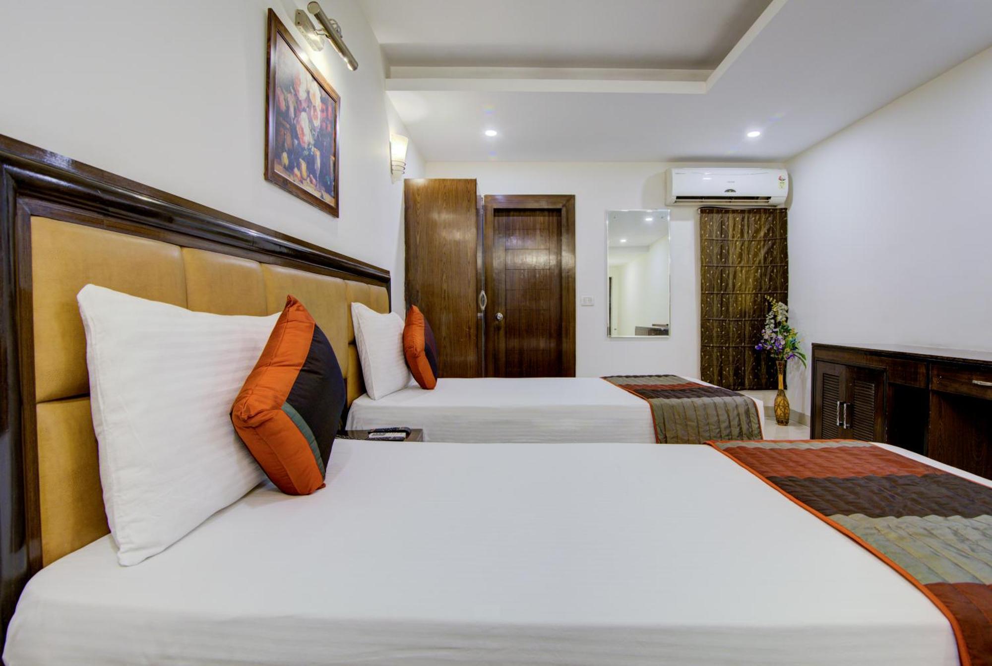 Airport La Sapphire Hotel & Restaurant New Delhi Exterior photo