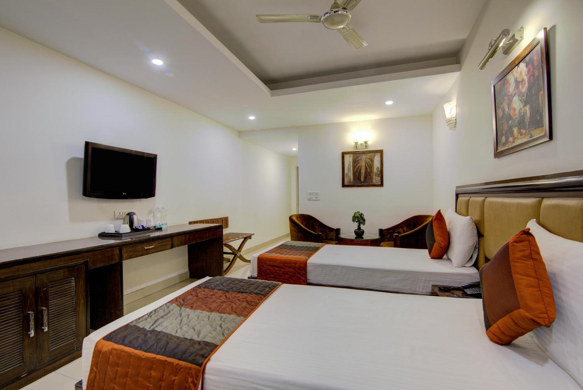 Airport La Sapphire Hotel & Restaurant New Delhi Exterior photo